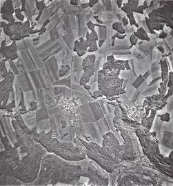 Luftbild der Gemarkung Siegritz in der Fränkischen Schweiz nach der Flurbereinigung, 1996. Im Unterschied zu 1963 sind die kleinteiligen Strukturen der landwirtschaftlichen Flächen fast gänzlich verschwunden. (in: Philipp Hümmer/Hans-Joachim Schneider, 75 Jahre Direktion für Ländliche Entwicklung Bamberg. Flurbereinigung im Wandel der Zeit, Bamberg 1998, 39)