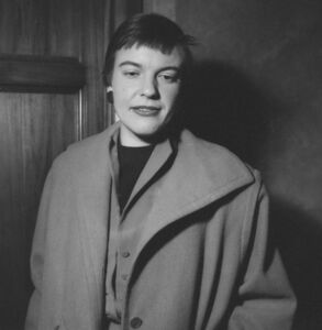 Die österreichische Schriftstellerin Ingeborg Bachmann (1926-1973) erhielt 1953 den Literaturpreis der Gruppe 47 für ihren Gedichtband "Die gestundete Zeit". Sie zählt zu den bedeutendsten deutschsprachigen Lyrikerinnen und Prosaschriftstellerinnen des 20. Jahrhunderts. Seit 1977 verleiht die Stadt Klagenfurt den nach ihr benannten Ingeborg-Bachmann-Preis. Die Aufnahme zeigt Bachmann am 4.12.1953 auf der Veranstaltung musica viva. (Foto: 1953, Bayerische Staatsbibliothek, Bildarchiv)