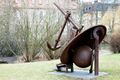 Die Skulptur "Ankerfigur 2002" des Künstlers Bernhard Luginbühl (1929-2011) wurde 2004 ausgestellt. Auch diese Skulptur konnte von der Stadt erworben werden und ist Teil des sog. Skulpturenweges. (Fotograf: Uwe Gaasch)