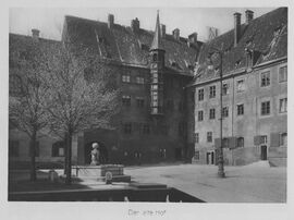 Ansicht des Alten Hofs mit dem sog. Affenturm, ca. 1925. (Bayerische Staatsbibliothek, Bildarchiv port-012316)