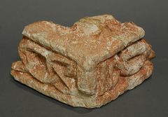 Fragment eines Flechtbandsteines, vermutlich vom Sockel einer Chorschranke. Fundort: Eichstätt, 8. Jahrhundert. (Domschatz- und Diözesanmuseum Eichstätt)