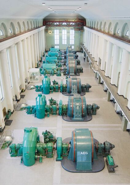 Datei:Maschinehalle Walchenseekraftwerk.jpg