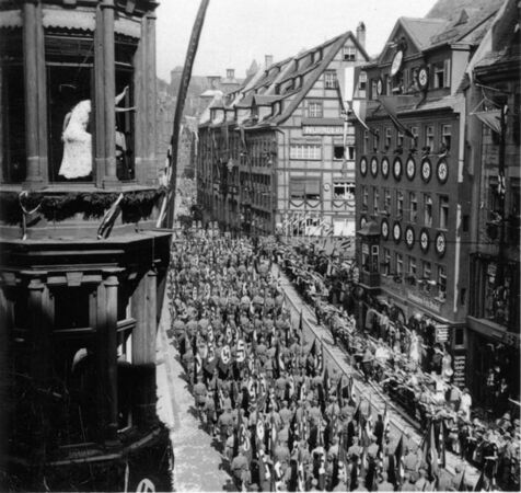 SA-Aufmarsch in der Nürnberger Innenstadt beim Reichsparteitag 1936. (Bayerische Staatsbibliothek, Fotoarchiv Hoffmann)