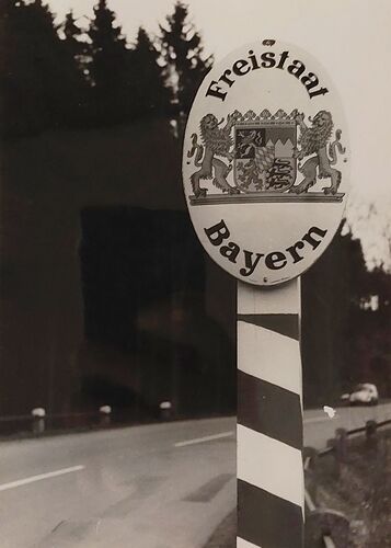 Grenzschild am Grenzübergang Töpen, undatiert, vor 1990. (Bayerisches Hauptstaatsarchiv, Präsidium der Grenzpolizei Fotos 144)