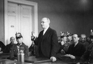 Der frühere bayerische Gesandte Franz Sperr (1878-1945) bei seiner Vernehmung im Prozess vor dem Volksgerichtshof am 11. Januar 1945. (Bayerische Staatsbibliothek, Bildarchiv hoff-51915)