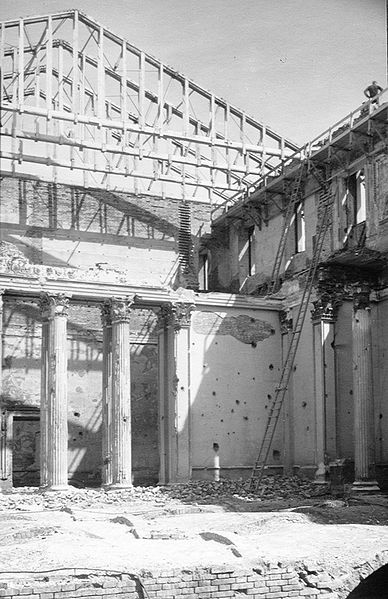 Datei:Thronsaal Residenz Muenchen 1946.jpg