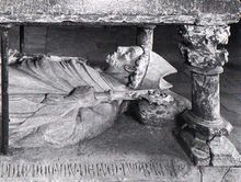 Das Tischgrab des Hl. Emmeram (entstanden um 1360) im Georgschor von St. Emmeram in Regensburg. Als bayerischer Stammesheiliger und Reichspatron Arnulfs von Kärnten (reg. 887-899, ab 896 Kaiser) erlangte der Hl. Emmeram im ostfränkischen Reich größte Bedeutung. (Foto: Achim Bunz)