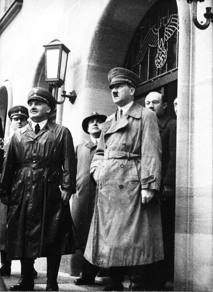 Datei:Besichtigung Gauhaus Franken.jpg