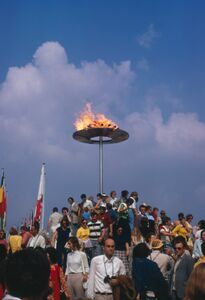 Höhepunkt der Eröffnungsfeier war das Entzünden der Olympischen Flamme. Die Feuerschale blieb nach den Spielen am Rande der Osttribrüne des Olympiastadions erhalten. (Bayerische Staatsbibliothek, Bildarchiv pru-000972)