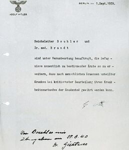 Euthanasie-Ermächtigung Hitlers an seinen Begleitarzt Karl Brandt und den Leiter der Kanzlei des "Führers" Philipp Bouhler, unterschrieben nach Besprechungen auf dem Obersalzberg und rückdatiert auf den Kriegsbeginn, Oktober 1939. (Bundesarchiv, R3001/24209)