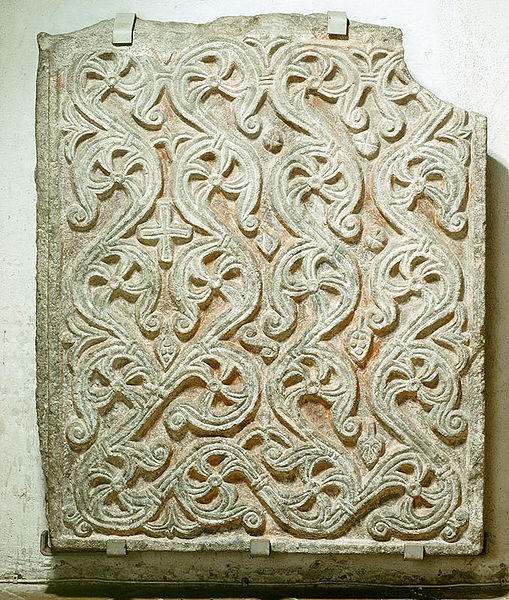 Datei:Bernried Fragment Chorschrankenplatte 2.jpg