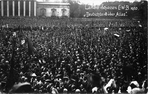 Menschenmenge auf dem Münchner Königsplatz, 26. September 1920; Aufdruck: "Deutschland über alles". Foto von Heinrich Hofmann (1885-1957). (Bayerische Staatsbibliothek, Bildarchiv hoff-5606)