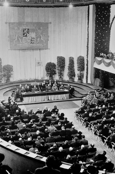 Datei:Konstituierende Sitzung Beratender Landesausschuss.jpg