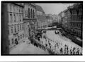 Ankunft des Leichenzuges vor der Michaelskirche. Foto von Georg Böttger (1821-1901). (Stadtarchiv München, C1886109 lizenziert durch CC BY-ND 4.0 Deed)