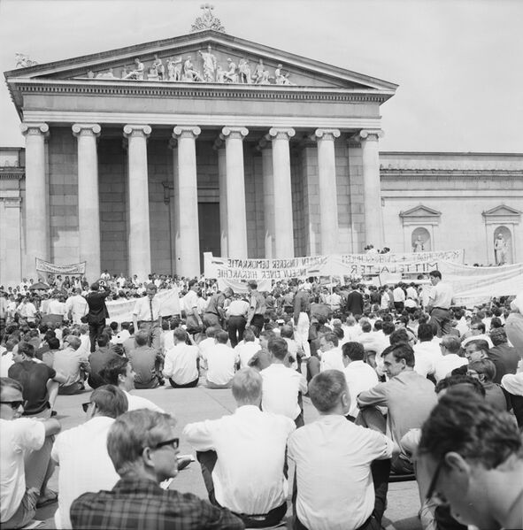 Datei:Studentenprotest Bildungsnotstand Muenchen 1967.jpg