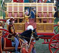 Der neu gebaute Brautwagen im Jahre 2013 auf dem Festzug zur Erinnerung an die Landshuter Hochzeit. (Verein "Die Förderer" e. V.)