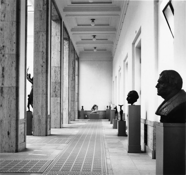Datei:Grosse Deutsche Kunstausstellung Korridor 1937.jpg