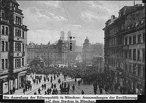 Öffentliche Ausrufung der Räterepublik auf dem Münchner Karlsplatz, 7. April 1919. (Bayerisches Hauptstaatsarchiv, Bildersammlung 03834)