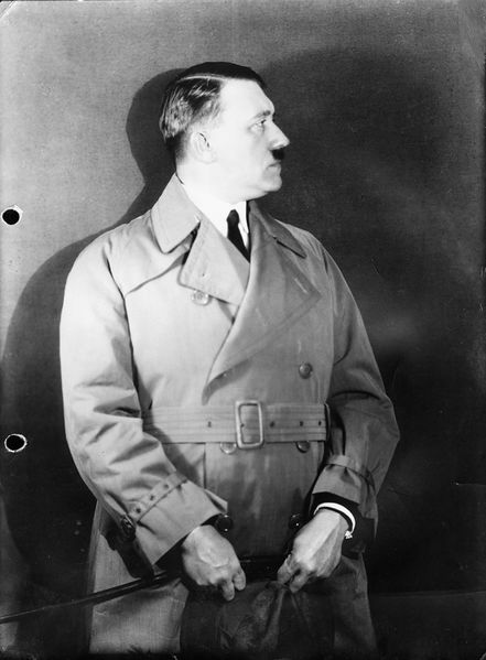 Datei:Adolf Hitler Hueftbild 1932.jpg