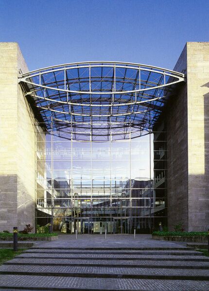 Datei:Außenansicht Bayerische Landesbank.jpg