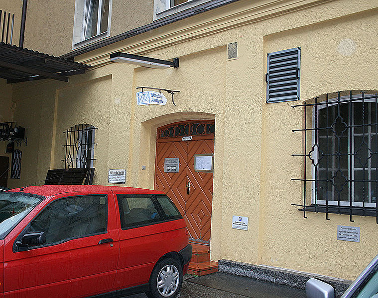 Datei:Eingang Landeszentrale Brienner-Straße.jpg