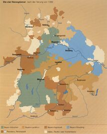 Die vier Herzogtümer nach der Teilung von 1392. (in: Suzanne Bäumler/Evamaria Brockhoff/Michael Henker [Hg.], Von Kaisers Gnaden. 500 Jahre Pfalz-Neuburg [Veröffentlichungen zur Bayerischen Geschichte und Kultur 50], Augsburg 2005, 37)