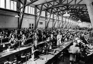 Infolge stark gestiegener Produktionsanforderungen und ausgelasteter Kapazitäten, errichtete Siemens Auslagerungswerke, wie z.B. die Fertigung von elektrischen Luftfahrtgeräten im slowenischen Krainburg (heute Kranj), um 1940. (Siemens Historical Institute)