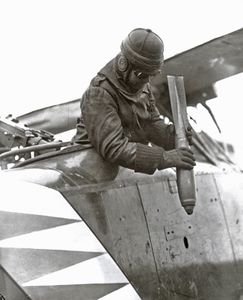 Infanterie-Flieger beim Abwerfen einer Bombe. (Bayerisches Hauptstaatsarchiv, Kriegsarchiv BS-D 4662)