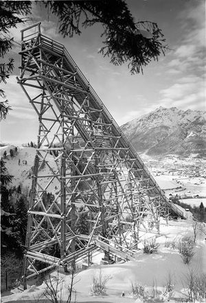 Hölzerner Anlaufturm der Großen Olympiaschanze in Garmisch-Partenkirchen. Fotografie von August Beckert, 1936. (Bayerische Staatsbiliothek, Bildarchiv ansi-005314)