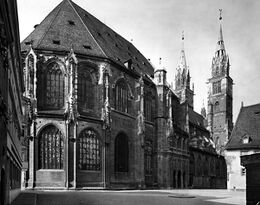 Außenaufnahme des Hallenchores der Lorenzkirche von Nordosten nach der Restaurierung durch Josef Schmitz (1860-1936) und Otto Schulz (1877-1943), um 1925/30. (Foto: Archiv der Lorenzer Kirchengemeinde, 1.8.4_5.-1)