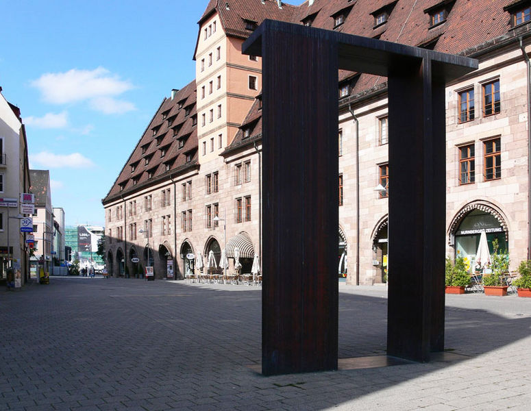 Datei:Nuernberg Denkmal Flucht und Vertreibung.jpg