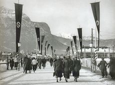 Die anlässlich der Olympischen Winterspiele errichtete Olympiastraße in Garmisch-Partenkirchen. Foto: Adolf Blumenthal. (Marktarchiv Garmisch-Partenkirchen, Sammlung Blumenthal, Nr. 287)