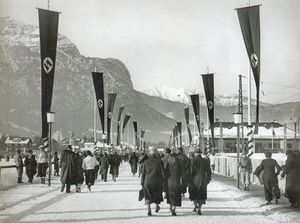 Die anlässlich der Olympischen Winterspiele errichtete Olympiastraße in Garmisch-Partenkirchen. Foto: Adolf Blumenthal. (Marktarchiv Garmisch-Partenkirchen, Sammlung Blumenthal, Nr. 287)
