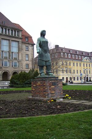 Denkmal "Trümmerfrau" in Dresden von Walter Reinhold (1898-1982) aus dem Jahr 1952. (Foto von Torsten lizensiert durch CC BY-SA 3.0 via Wikimedia Commons)