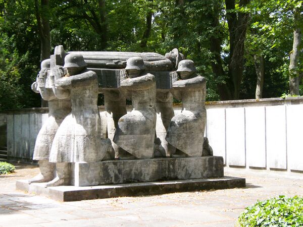 Das Kriegerdenkmal im Würzburger Ringpark wurde zwischen 1925 und 1931 vom Architekten Franz Kleinsteuber (1886-1961) und dem Bildhauer Friedrich Heuler (1889-1959) errichtet. (Fotografie von Roland.h.bueb, lizenziert durch CC-BY-SA 4.0 via Wikimedia Commons)