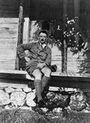 Hitler am Obersalzberg in Lederhose. Fotografie von Helene Bechstein, 1925, veröffentlicht im von Heinrich Hoffmann 1932 herausgegebenen Bildband "Hitler wie ihn keiner kennt". Hoffmann fotografierte Hitler in den 1920er Jahren mehrfach in der Natur und in traditioneller Kleidung, um ihn insbesondere in Bayern als volkstümlichen Politiker zu inszenieren. (Bayerische Staatsbibliothek, Bildarchiv hoff-1767)