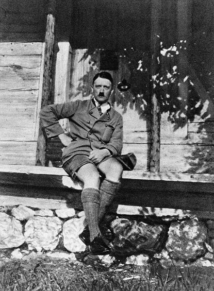 Datei:Adolf Hitler Lederhose 1925.jpg