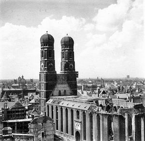 Zerstörte Frauenkirche vom Rathausturm aus gesehen, 1946. (Bayerische Staatsbibliothek, Bildarchiv, hoff-61111)