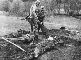 Amerikanische Soldaten stehen neben den Leichen von in der Nähe von Flossenbürg 1945 ermordeten Gefangenen. (Credit: Yad Vashem. Yad Vashem. The World Holocaust Remembrance Center)