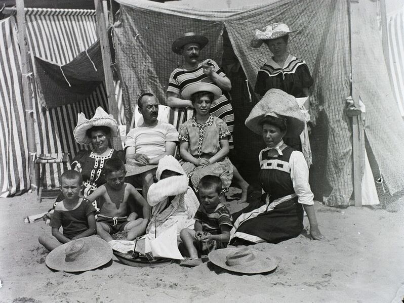 Datei:Gruppenfoto Strand Grado 1910.jpg