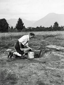 Ein Mann schöpft aus einer Quelle bei Bad Wiessee Petroleum. Aufnahme aus dem Jahre 1928. (Bild: Gemeindearchiv Bad Wiessee)