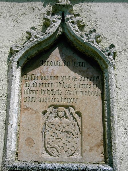 Datei:Gedenkstein Tassilo Stiftskirche Mattsee.jpg