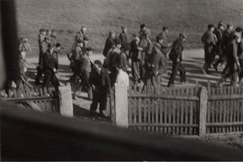Gefangene (vermutlich aus Nürnberg) auf dem Todesmarsch nach Dachau. Geheime Aufnahme von Maria Seidenberger aus dem Fenster ihres Hauses in Hebertshausen (Lkr. Dachau), 26. April 1945. (United States Holocaust Memorial Museum, 99215)