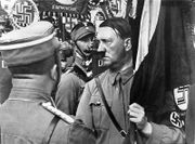 Adolf Hitler beim Reichsparteitag der NSDAP vom 10.-16. September 1935 in der Luitpoldarena Nürnberg. Zigarettensammelbild. (Bayerische Staatsbibliothek, Bildarchiv hoff-11576)