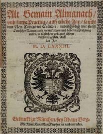 Titelblatt des Almanachs mit "dem New Corrigirten Calender" für das Jahr 1583. Der 16 Blatt umfassende Almanach enthält neben einer erläuternden Vorrede an den Leser in paralleler Gegenüberstellung nach Monaten sowohl den alten Julianischen Kalender als auch den neuen Gregorianischen Kalender für das Jahr 1583. Der Druck von Adam Berg in München war kaiserlich privilegiert. Nur ein erhaltenes Exemplar ist bekannt. (Niedersächsische Staats- und Universitätsbibliothek Göttingen, 8 H SUBS 7402 (1) Gemeinfrei via PDM 1.0)