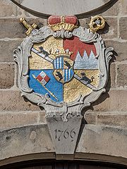 Wappen von Fürstbischof Adam Friedrich von Seinsheim (1708-1779, reg. 1755-1779) an der Kirche St. Sebastian in Prölsdorf (Lk. Haßberge). (Foto von Ermell lizensiert durch CC BY-SA 4.0 via Wikimedia Commons)