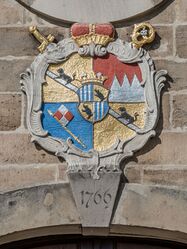 Wappen von Fürstbischof Adam Friedrich von Seinsheim (1708-1779, reg. 1755-1779) an der Kirche St. Sebastian in Prölsdorf (Lk. Haßberge). (Foto von Ermell lizensiert durch CC BY-SA 4.0 via Wikimedia Commons)