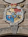 Wappen von Fürstbischof Adam Friedrich von Seinsheim (1708-1779, reg. 1755-1779) an der Kirche St. Sebastian in Prölsdorf (Lk. Haßberge). (Foto von Ermell lizensiert durch CC BY-SA 4.0 via Wikimedia Commons)