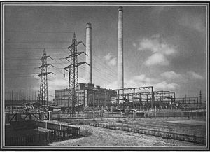 Bayernwerk-Dampfkraftwerk Schwandorf. Das 1930 in Betrieb genommene Werk wurde aus der Braunkohlengrube Wackersdorf versorgt. Abb. aus: Das Bayernwerk und seine Kraftquellen, München 1930, 34. (Bayerische Staatsbibliothek, Bavar. 4530 v)