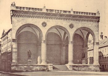 Foto der Feldherrnhalle von 1888, hier noch ohne das erst 1892 in Auftrag gegebene Armeedenkmal. Abb. aus: Reidelbach, Hans, König Ludwig I. von Bayern und seine Kunstschöpfungen, München 1888, 240. (Bayerische Staatsbibliothek, BHS VII 55)